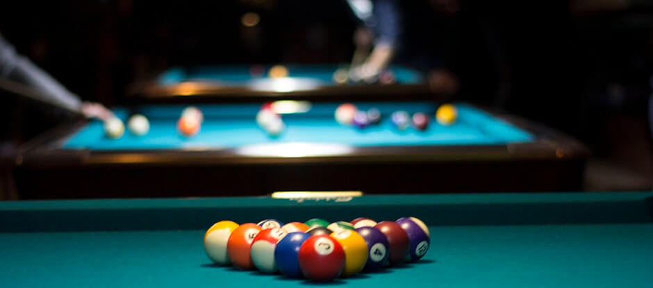 Pool er ganske populær aktivitet hos Pub og Sport, hvor mange nyder den afslappede stemning, selvom bølgerne til tider kan gå lidt højt. Og heldigvis kan du altid nyde en omgang pool ved en af vores mange poolborde. Vi har faktisk hele 6 poolborde – og så er de helt nye.
