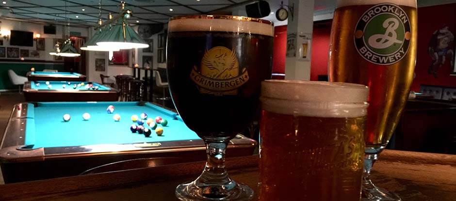 Pub og Sports bar velassorterede bar tilbyder mange forskellige kolde fadøl, flaske øl, shots og cocktails. Kom og nyd det i vores hyggeligt indrettede pub med dine venner.